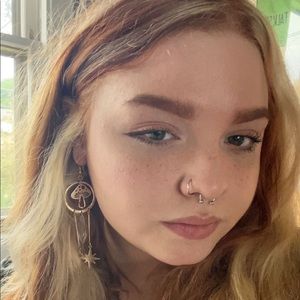 Meet your Posher, Leila